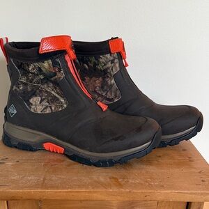 Muck Boots Men's Apex Mid Zip boots.
Some dirt on treads, but little to no wear.